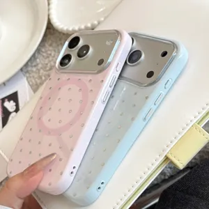 Détail de coques iPhone rose et bleu avec pois argentés et support MagSafe magnétique.