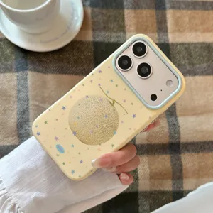 Gros plan sur le motif de melon et d'étoiles d'une coque iPhone jaune à cadre bleu