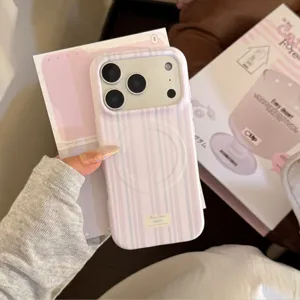 Gros plan de la coque iPhone 16 à rayures roses et lilas avec anneau magnétique