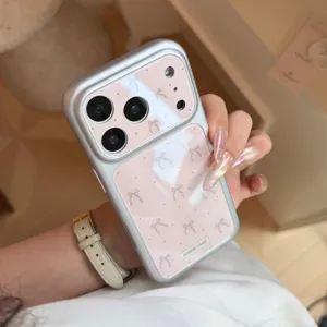 Gros plan d'une coque iPhone argentée avec un motif de nœud rose et une finition mate