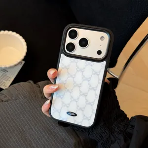 Gros plan d'une coque pour iPhone avec un motif de ruban en dentelle française bleue élégante
