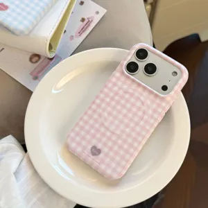 Gros plan sur la coque iPhone magnétique à carreaux roses avec motif de cœur.