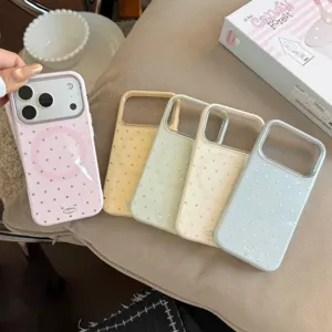 Vue détaillée des coques iPhone MagSafe en cinq couleurs pastel à pois argentés.