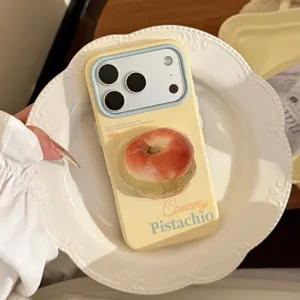 Gros plan détaillé d'un support de bagel à la pistache 3D sur une coque iPhone crème