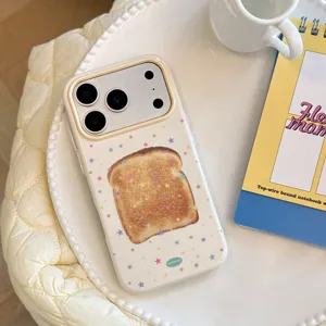 Vue détaillée du motif mignon de pain grillé et d'étoiles sur coque iPhone crème