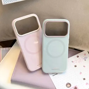 Gros plan sur des coques iPhone magnétiques rose et vert macaron au design minimaliste