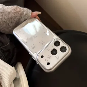 Détail de la coque iPhone gris argenté avec motifs nœuds élégants et logo de marque.