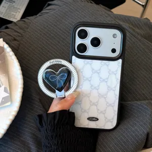 Vue rapprochée d'une coque iPhone élégante avec nœud et support magnétique cœur