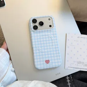Vue détaillée d'une coque de téléphone magnétique à carreaux bleu clair avec un cœur