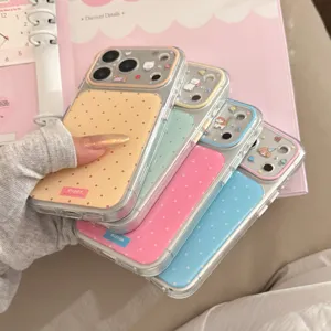 Vue détaillée de coques iPhone à pois aux couleurs dopamine avec motifs d'animaux mignons