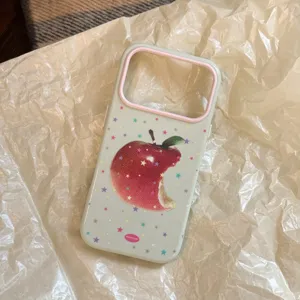 Détail de la coque iPhone avec motif pomme mordue et étoiles colorées sur fond vert clair