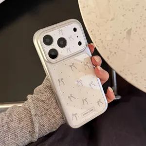 Détail d'une coque iPhone gris argent avec motif de nœud et logo de la marque BONNE CASE