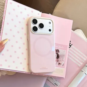 Vue détaillée de la coque en silicone MagSafe rose sur un fond de papeterie décoratif