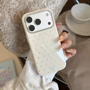 Vue détaillée d'une coque iPhone crème avec des pois argentés et le logo Bonne