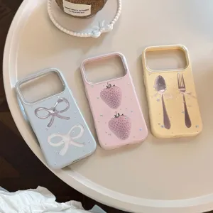 Vue détaillée de jolies coques iPhone avec motifs nœuds, fraises et couverts et étoiles pailletées