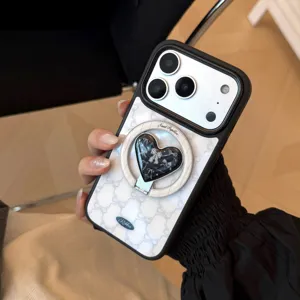 Gros plan d'une coque iPhone en dentelle blanche avec support magnétique cœur noir