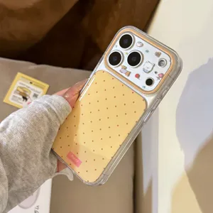 Gros plan d'une coque iPhone transparente avec motif à pois jaunes et mignons motifs de chiots