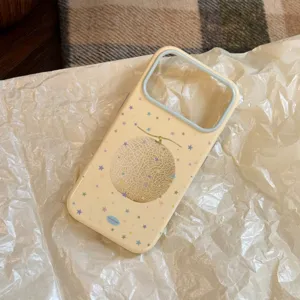 Vue détaillée d'une coque iPhone crème avec motifs de melon et d'étoiles.