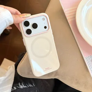 Détail d'une coque iPhone magnétique blanche avec un accent rose sur l'appareil photo