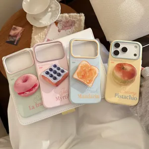 Quatre coques de téléphone pastel avec motifs de pain et de donuts en 3D dans un décor cozy