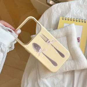Vue détaillée de la coque iPhone jaune pâle avec illustration cuillère et fourchette