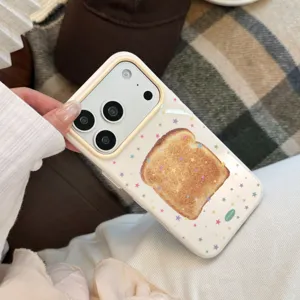Détail d'une coque iPhone blanche avec un imprimé toast mignon et des motifs étoilés
