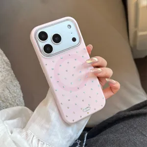Gros plan d'une coque iPhone rose avec des strass argentés et un anneau MagSafe intégré