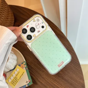 Gros plan sur la coque iPhone à pois vert menthe avec de jolies illustrations de chat