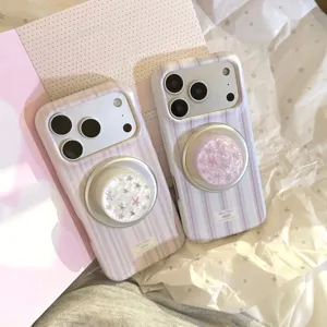 Gros plan du support magnétique en nacre étoilée sur une coque d'iPhone