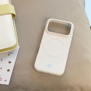 Gros plan d'une coque MagSafe à carreaux crème minimaliste pour la série iPhone