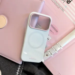 Gros plan sur la coque magnétique bleu clair avec anneau MagSafe et finition mate