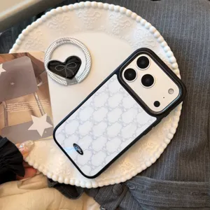 Coque iPhone élégante en dentelle française avec support magnétique cœur assorti