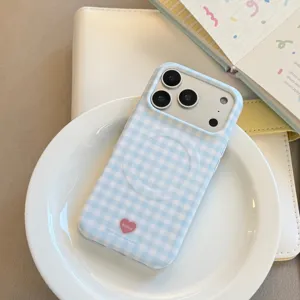 Vue détaillée d'une coque de téléphone magnétique à carreaux bleu clair avec un cœur.