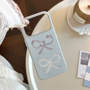 Vue détaillée de la coque iPhone bleu clair avec nœuds et paillettes d'étoiles