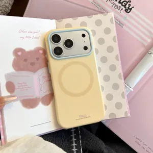 Vue détaillée de la coque iPhone Magsafe jaune sur un carnet de notes très illustré