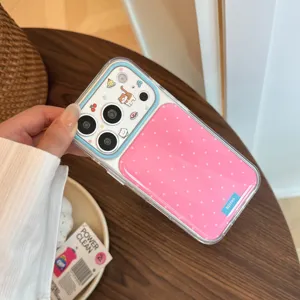 Gros plan d'une coque iPhone rose à pois avec un motif de chaton mignon et dessins.