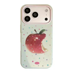 Coque iPhone tendance avec motif pomme rouge et étoiles colorées sur fond vert clair