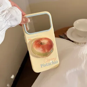 Vue détaillée de la coque iPhone bagel à la pistache avec support 3D.