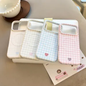 Gros plan de quatre coques iPhone magnétiques vichy en rose, bleu, vert et crème pastel.