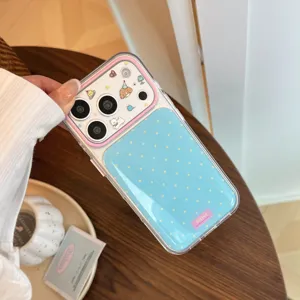 Gros plan d'une coque iPhone à pois bleus avec des motifs d'animaux mignons.