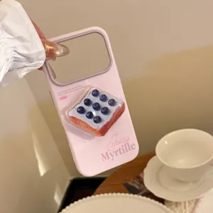 Gros plan sur une coque iPhone rose avec une décoration détaillée en 3D de pain grillé