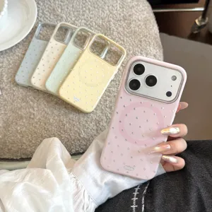 Gros plan de coques magnétiques pour iPhone avec pois argentés en couleurs pastel.