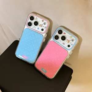 Vue détaillée des coques de téléphone à pois bleus et roses avec des motifs d'animaux