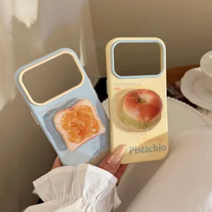 Détail de coques iPhone avec motifs alimentaires 3D, toast et bagel à la pistache crémeux.