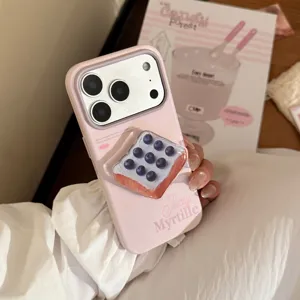 Détail de la coque rose pour iPhone avec illustration 3D de toast aux myrtilles et texte