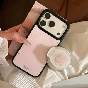 Détail d'une coque iPhone en nacre rose avec support magnétique en forme de poisson