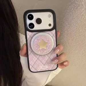 Gros plan de la coque iPhone à carreaux violets avec support magnétique étoile en nacre
