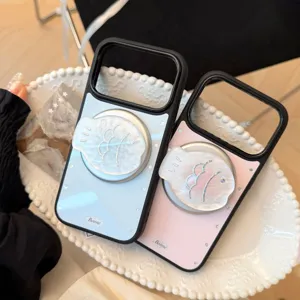 Détail du support MagSafe en nacre en forme de poisson sur des coques iPhone élégantes
