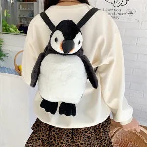 Süßer Plüschpinguin-Rucksack für Damen und Studenten in einem gemütlichen Winter-Ambiente