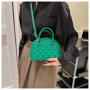 Elegante bolso de mano acolchado verde con forma de concha y correa ajustable